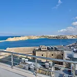 Luxury 4-bedroom Duplex With Stunning Sea Views Private Terrace And Jacuzzi Lägenhet Valletta